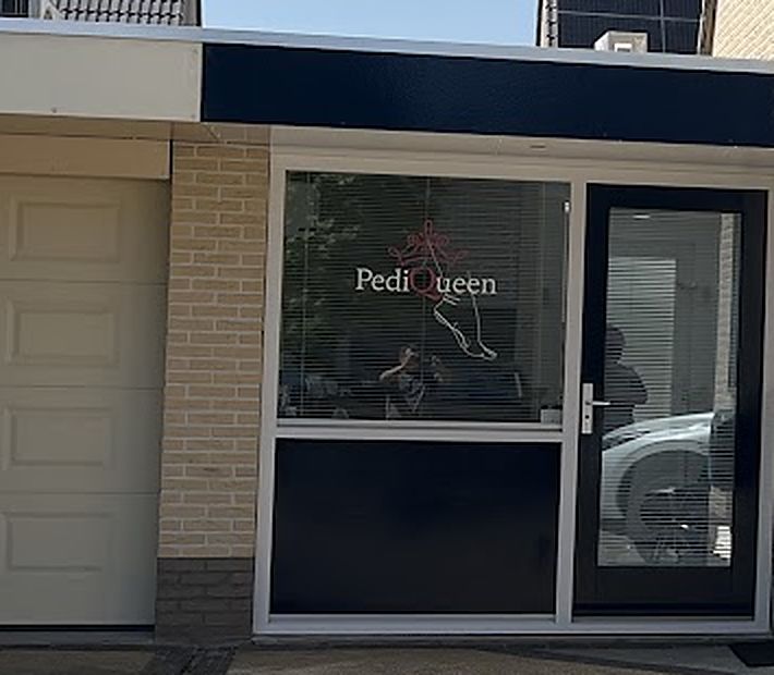 De ingang van PediQueen: een donkerblauwe pui met het PediQueen-raam